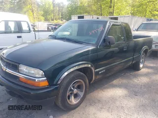 2002 Chevrolet S-10 LS with VIN 1GCCS19W028249908, listed as a IAAI auction lot 42019877 with Not Provided miles. Bid and sale history available at carsss.com. Image 2.