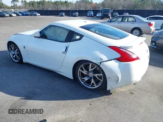 2013 Nissan 370Z z VIN JN1AZ4EH4DM380820, wystawiony jako IAAI lot #41547638 z przebiegiem 118 222 mil mil oraz . Historia ofert i sprzedaży dostępna na DreamBid. Obrazek 3.