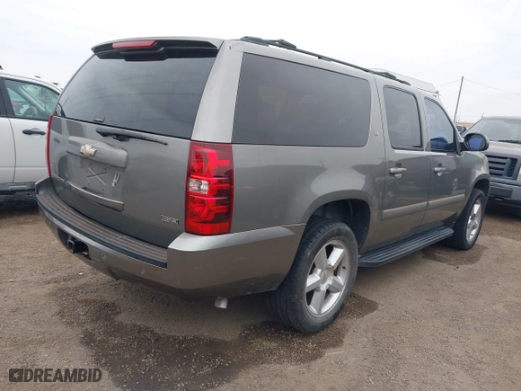 2008 Chevrolet Suburban LTZ with VIN 1GNFC16008J226762, listed as a IAAI auction lot 41573727 with 208,804 mi miles. Bid and sale history available at carsss.com. Image 4.