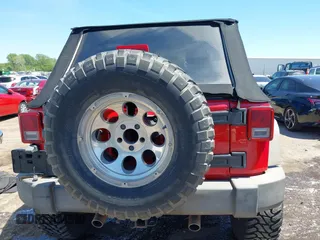 2008 Jeep Wrangler Unlimited X z VIN 1J4GA39198L652015, wystawiony jako IAAI lot #42062691 z przebiegiem 127 804 mil mil oraz . Historia ofert i sprzedaży dostępna na DreamBid. Obrazek 16.