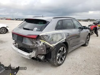 2021 Audi e-tron Premium z VIN WA1AAAGE4MB031782, wystawiony jako Copart lot #65578012 z przebiegiem 21 981 mil mil oraz . Historia ofert i sprzedaży dostępna na DreamBid. Obrazek 4.