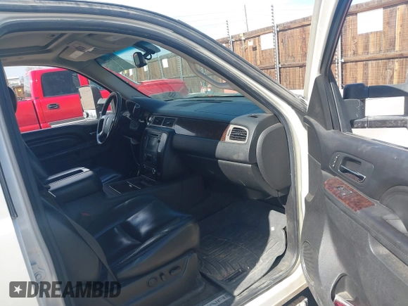 2011 GMC Yukon XL Denali with VIN 1GKS2MEF0BR182132, listed as a IAAI auction lot 41690259 with 204,365 mi miles. Bid and sale history available at carsss.com. Image 5.