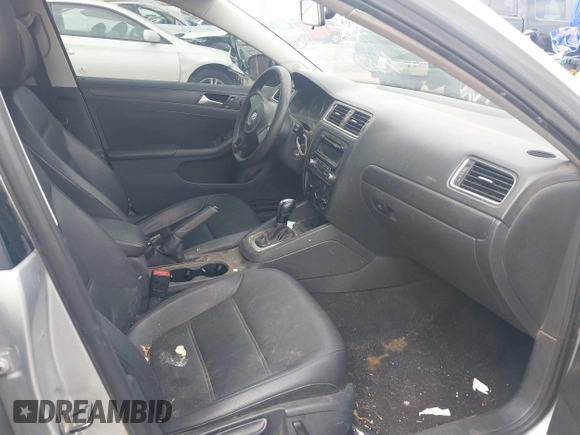 2014 Volkswagen Jetta SE z VIN 3VWD17AJ2EM226153, wystawiony jako IAAI lot #41907079 z przebiegiem 172 595 mil mil oraz . Historia ofert i sprzedaży dostępna na DreamBid. Obrazek 5.