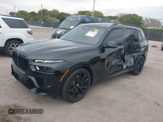 2024 BMW X7 xDrive40i z VIN 5UX23EM01R9V59412, wystawiony jako IAAI lot #41890300 z przebiegiem 11 867 mil mil oraz . Historia ofert i sprzedaży dostępna na DreamBid. Obrazek 17.
