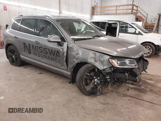 2017 Volkswagen Touareg Wolfsburg Edition с VIN WVGRF7BP3HD003094, выставлен на аукционе IAAI как лот 41199373 с пробегом 110 880 миль миль и . История ставок и продаж доступна на DreamBid. Изображение 1.