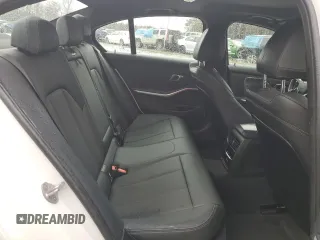 2024 BMW 3 Series 330i z VIN 3MW69FF04R8E77783, wystawiony jako Copart lot #44242645 z przebiegiem 11 475 mil mil oraz Czysty tytuł • Clean title. Historia ofert i sprzedaży dostępna na DreamBid. Obrazek 10.