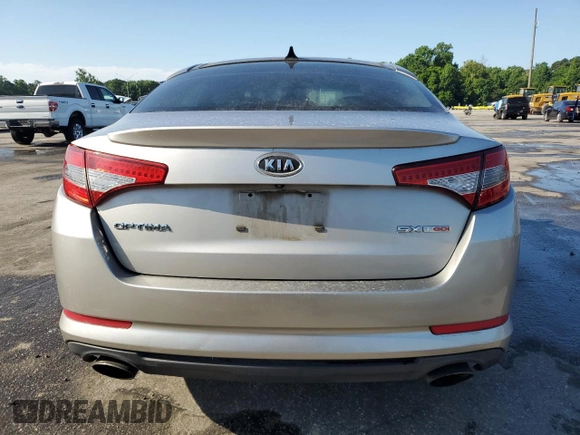 2011 Kia Optima SX z VIN KNAGR4A65B5161039, wystawiony jako Copart lot #57889545 z przebiegiem Nie podano mil oraz Szkoda całkowita • Salvage title. Historia ofert i sprzedaży dostępna na DreamBid. Obrazek 6.