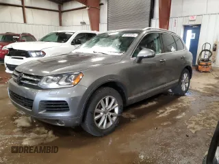 2014 Volkswagen Touareg Lux z VIN WVGEF9BP4ED005359, wystawiony jako Copart lot #83791974 z przebiegiem 162 074 mil mil oraz Tytuł czysty. Historia ofert i sprzedaży dostępna na DreamBid. Obrazek 1.