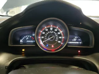 2015 Mazda 3 i Grand Touring z VIN 3MZBM1W75FM220907, wystawiony jako Copart lot #58464185 z przebiegiem 144 435 mil mil oraz Szkoda całkowita • Salvage title. Historia ofert i sprzedaży dostępna na DreamBid. Obrazek 9.