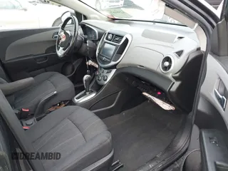2017 Chevrolet Sonic LT z VIN 1G1JD5SB6H4154391, wystawiony jako IAAI lot #42581620 z przebiegiem 83 073 mil mil oraz . Historia ofert i sprzedaży dostępna na DreamBid. Obrazek 5.