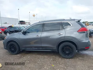 2017 Nissan Rogue SL z VIN 5N1AT2MT1HC741405, wystawiony jako IAAI lot #42086933 z przebiegiem 153 918 mil mil oraz . Historia ofert i sprzedaży dostępna na DreamBid. Obrazek 14.