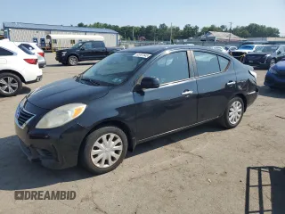 2012 Nissan Versa S z VIN 3N1CN7AP0CL935015, wystawiony jako Copart lot #65767645 z przebiegiem 86 955 mil mil oraz Szkoda całkowita • Salvage title. Historia ofert i sprzedaży dostępna na DreamBid. Obrazek 1.