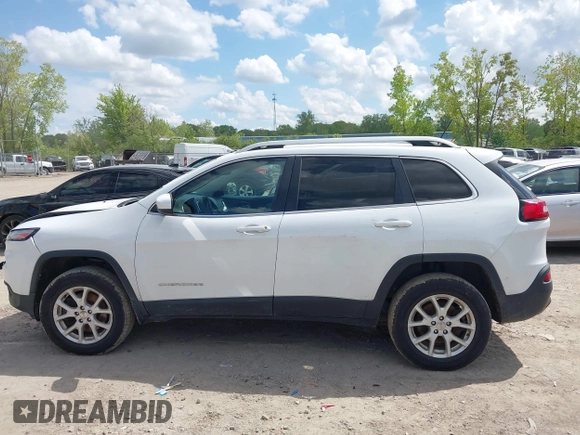 2015 Jeep Cherokee Latitude z VIN 1C4PJMCS3FW557734, wystawiony jako IAAI lot #42273937 z przebiegiem 168 828 mil mil oraz . Historia ofert i sprzedaży dostępna na DreamBid. Obrazek 14.