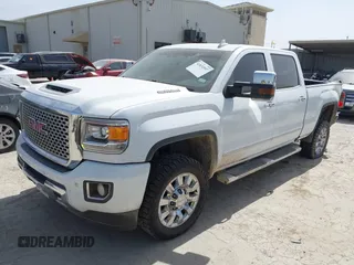 2017 GMC Sierra 2500HD Denali z VIN 1GT12UEY0HF111676, wystawiony jako IAAI lot #41834597 z przebiegiem 357 956 mil mil oraz . Historia ofert i sprzedaży dostępna na DreamBid. Obrazek 2.