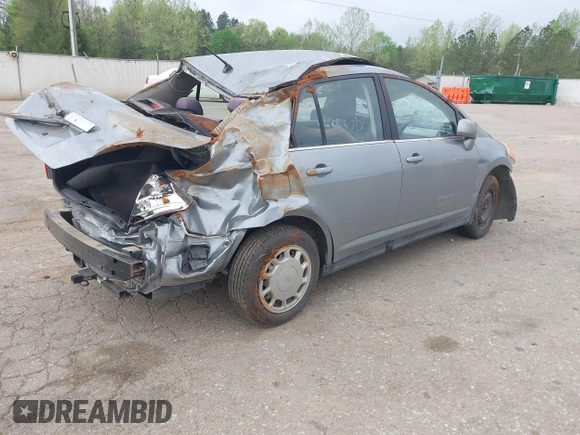 2008 Nissan Versa S z VIN 3N1BC11E78L431839, wystawiony jako IAAI lot #41956377 z przebiegiem 121 071 mil mil oraz . Historia ofert i sprzedaży dostępna na DreamBid. Obrazek 4.