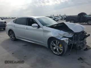 2015 Infiniti Q70 z VIN JN1BY1PR5FM832000, wystawiony jako Copart lot #56699885 z przebiegiem Nie podano mil oraz Szkody całkowita. Historia ofert i sprzedaży dostępna na DreamBid. Obrazek 4.