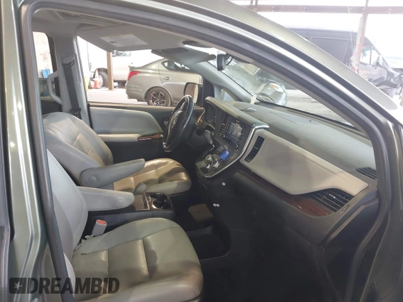 2018 Toyota Sienna XLE with VIN 5TDDZ3DC4JS200214, listed as a IAAI auction lot 41791876 with 49,842 mi miles. Bid and sale history available at carsss.com. Image 5.