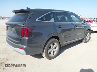 2025 Kia Sorento LX z VIN 5XYRG4JC4SG355799, wystawiony jako IAAI lot #41709416 z przebiegiem 1698 mil mil oraz . Historia ofert i sprzedaży dostępna na DreamBid. Obrazek 4.