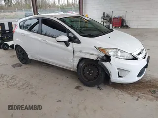 2013 Ford Fiesta S z VIN 3FADP4TJ4DM226897, wystawiony jako IAAI lot #41916651 z przebiegiem 56 714 mil mil oraz . Historia ofert i sprzedaży dostępna na DreamBid. Obrazek 1.