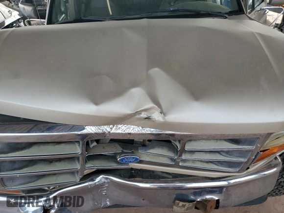 1996 Ford Bronco XL z VIN 1FMEU15N0TLB63427, wystawiony jako Copart lot #82779084 z przebiegiem 175 679 mil mil oraz Szkoda całkowita • Salvage title. Historia ofert i sprzedaży dostępna na DreamBid. Obrazek 12.