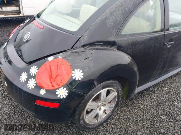 2006 Volkswagen New Beetle Coupe with VIN 3VWPG31C86M406583, listed as a IAAI auction lot 41590611 with 137,964 mi miles. Bid and sale history available at carsss.com. Image 6.