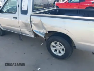 2004 Nissan Frontier XE z VIN 1N6DD26T74C456243, wystawiony jako IAAI lot #42254358 z przebiegiem 217 583 mil mil oraz . Historia ofert i sprzedaży dostępna na DreamBid. Obrazek 6.