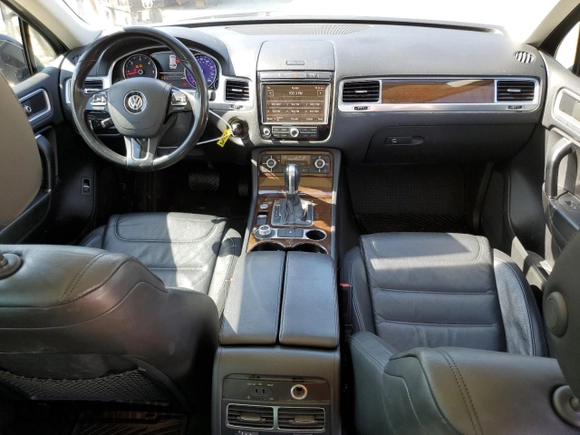 2015 Volkswagen Touareg Lux с VIN WVGEP9BP4FD004212, выставлен на аукционе Copart как лот 54021345 с пробегом 156 164 миль миль и Списание • Salvage title. История ставок и продаж доступна на DreamBid. Изображение 8.