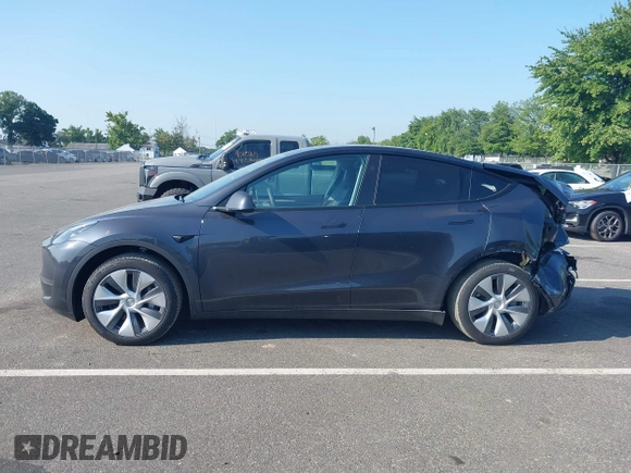 2024 Tesla Model Y Long Range z VIN 7SAYGDEEXRA263444, wystawiony jako IAAI lot #40199252 z przebiegiem 9 540 mil mil oraz . Historia ofert i sprzedaży dostępna na DreamBid. Obrazek 14.