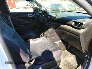 2020 Ford Police Interceptor Utility z VIN 1FM5K8AB0LGD09716, wystawiony jako IAAI lot #41772403 z przebiegiem 106 253 mil mil oraz . Historia ofert i sprzedaży dostępna na DreamBid. Obrazek 5.