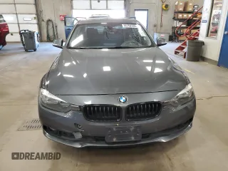 2017 BMW 3 Series 320i xDrive z VIN WBA8A3C30HK693057, wystawiony jako Copart lot #55702505 z przebiegiem 128 182 mil mil oraz Czysty tytuł • Clean title. Historia ofert i sprzedaży dostępna na DreamBid. Obrazek 5.
