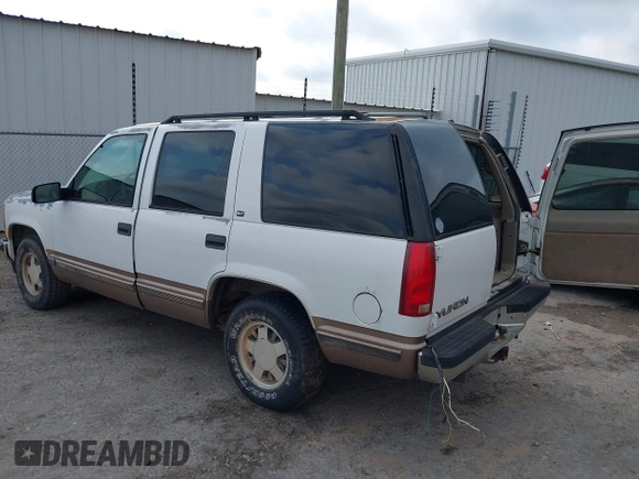 1997 GMC Yukon with VIN 1GKEC13R8VJ761054, listed as a IAAI auction lot 40070531 with 237,043 mi miles. Bid and sale history available at carsss.com. Image 3.