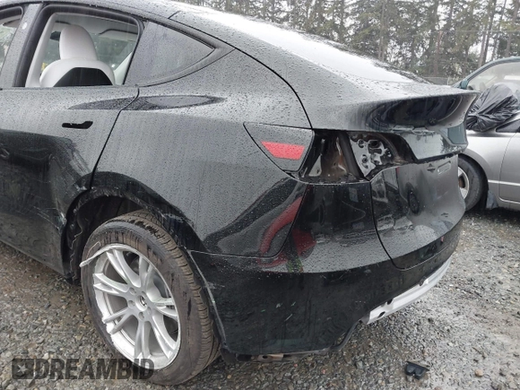 2024 Tesla Model Y Long Range z VIN 7SAYGDEE4RF014480, wystawiony jako IAAI lot #41979686 z przebiegiem 13 829 mil mil oraz . Historia ofert i sprzedaży dostępna na DreamBid. Obrazek 6.