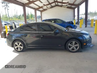 2014 Chevrolet Cruze 2LT z VIN 1G1PE5SB6E7260163, wystawiony jako IAAI lot #42182669 z przebiegiem 154 429 mil mil oraz . Historia ofert i sprzedaży dostępna na DreamBid. Obrazek 13.