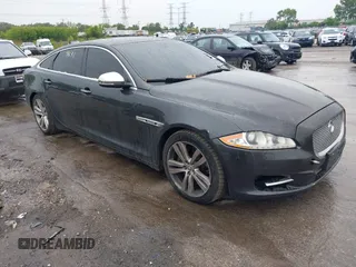 2012 Jaguar XJ XJL z VIN SAJWA2GB5CLV30883, wystawiony jako IAAI lot #42369631 z przebiegiem 114 018 mil mil oraz . Historia ofert i sprzedaży dostępna na DreamBid. Obrazek 1.