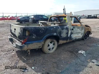 1999 GMC Sonoma z VIN 1GTCS1448X8518301, wystawiony jako IAAI lot #42129794 z przebiegiem Nie podano mil oraz . Historia ofert i sprzedaży dostępna na DreamBid. Obrazek 4.