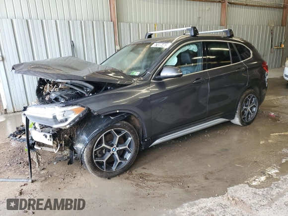 2018 BMW X1 xDrive28i z VIN WBXHT3C31J5L28049, wystawiony jako Copart lot #57496465 z przebiegiem 117 591 mil mil oraz Czysty tytuł • Clean title. Historia ofert i sprzedaży dostępna na DreamBid. Obrazek 1.
