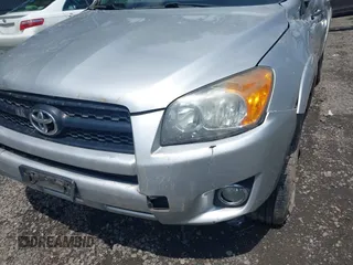2010 Toyota RAV4 Sport z VIN 2T3RF4DV6AW080727, wystawiony jako IAAI lot #42526299 z przebiegiem Nie podano mil oraz . Historia ofert i sprzedaży dostępna na DreamBid. Obrazek 18.