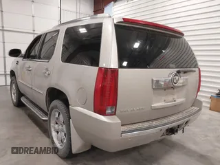 2007 Cadillac Escalade with VIN 1GYFK638X7R138864, listed as a IAAI auction lot 42088742 with 195,192 mi miles. Bid and sale history available at carsss.com. Image 3.
