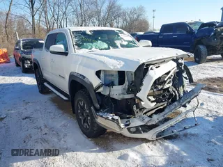 2016 Toyota Tacoma SR with VIN 3TMCZ5AN1GM033770, listed as a IAAI auction lot 41418290 with 122,000 mi miles. Bid and sale history available at carsss.com. Image 1.