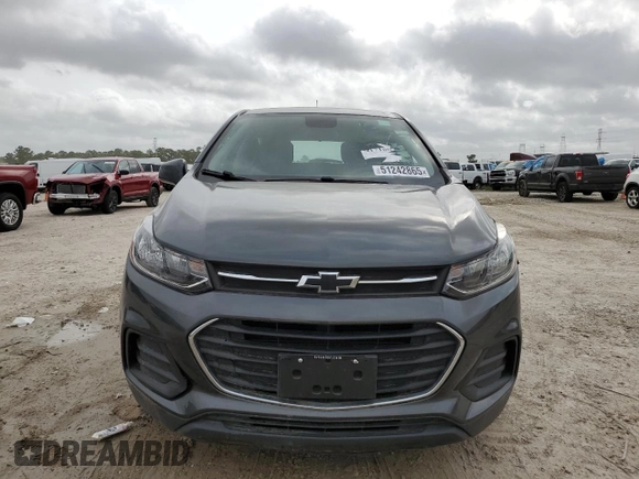 2020 Chevrolet Trax LS z VIN 3GNCJNSB2LL128342, wystawiony jako Copart lot #51242865 z przebiegiem 52 541 mil mil oraz Czysty tytuł • Clean title. Historia ofert i sprzedaży dostępna na DreamBid. Obrazek 5.