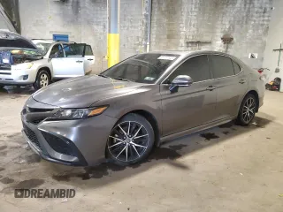 2023 Toyota Camry SE z VIN 4T1G11BK9PU083121, wystawiony jako Copart lot #58724145 z przebiegiem 29 991 mil mil oraz Szkoda całkowita • Salvage title. Historia ofert i sprzedaży dostępna na DreamBid. Obrazek 1.