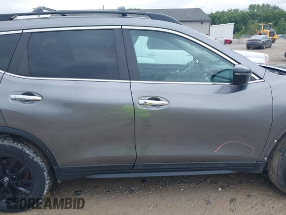 2017 Nissan Rogue SL z VIN 5N1AT2MVXHC806723, wystawiony jako IAAI lot #42331531 z przebiegiem 103 565 mil mil oraz . Historia ofert i sprzedaży dostępna na DreamBid. Obrazek 12.