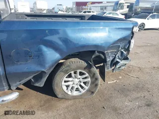 2020 Chevrolet Silverado 1500 LT with VIN 1GCUYDED8LZ127737, listed as a IAAI auction lot 40535100 with 147,186 mi miles. Bid and sale history available at carsss.com. Image 6.