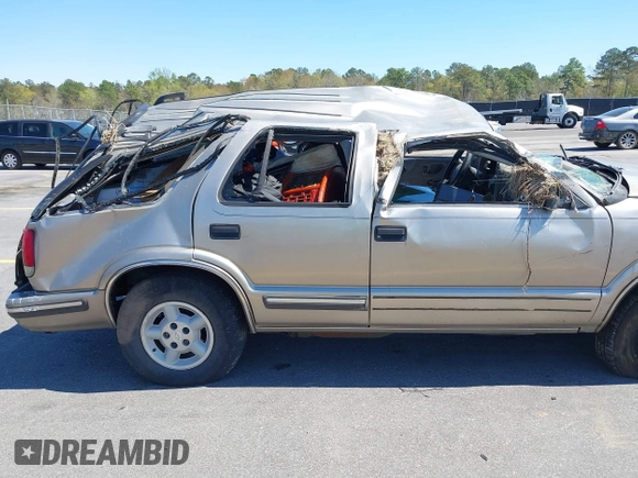 1999 Chevrolet Blazer Trailblazer z VIN 1GNDT13W4X2162282, wystawiony jako IAAI lot #41863705 z przebiegiem 220 358 mil mil oraz . Historia ofert i sprzedaży dostępna na DreamBid. Obrazek 6.