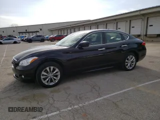 2013 Infiniti M z VIN JN1BY1AR2DM601156, wystawiony jako Copart lot #52408435 z przebiegiem 68 094 mil mil oraz Nie do naprawy • Non repairable. Historia ofert i sprzedaży dostępna na DreamBid. Obrazek 1.