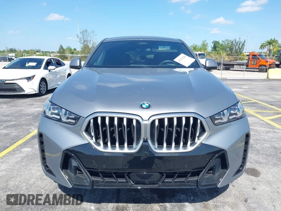 2025 BMW X6 xDrive40i z VIN 5UX33EX04S9X20728, wystawiony jako IAAI lot #42192580 z przebiegiem 22 906 mil mil oraz . Historia ofert i sprzedaży dostępna na DreamBid. Obrazek 6.
