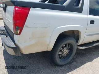 2005 Chevrolet Avalanche LS with VIN 3GNEC12Z15G267981, listed as a IAAI auction lot 42345543 with 235,585 mi miles and . Bid and sale history available at DreamBid. Image 6.