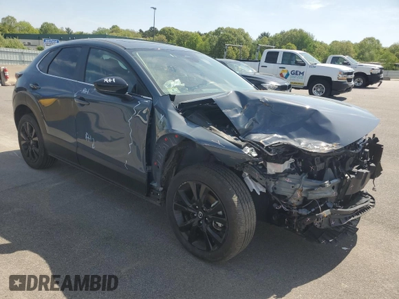 2024 Mazda CX-30 S Carbon Edition z VIN 3MVDMBCM1RM659830, wystawiony jako Copart lot #56556985 z przebiegiem 20 048 mil mil oraz Szkoda całkowita • Salvage title. Historia ofert i sprzedaży dostępna na DreamBid. Obrazek 4.
