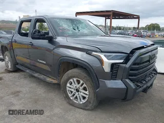 2024 Toyota Tundra SR5 z VIN 5TFLA5DB4RX145954, wystawiony jako IAAI lot #42123871 z przebiegiem Nie podano mil oraz . Historia ofert i sprzedaży dostępna na DreamBid. Obrazek 1.