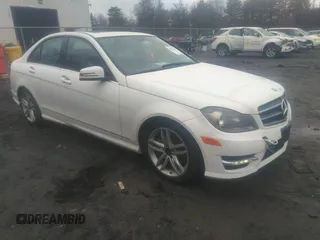 2014 Mercedes-Benz C 300 Sport z VIN WDDGF8AB3ER318053, wystawiony jako IAAI lot #38971654 z przebiegiem 106 404 mil mil oraz . Historia ofert i sprzedaży dostępna na DreamBid. Obrazek 1.